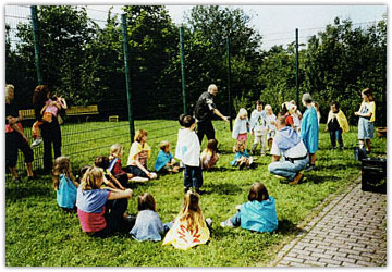 Aktiontheater Kinder spielen ein Kochspiel